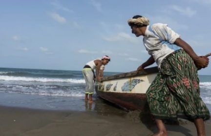 صحيفة دولية: التصعيدُ الأمريكي في البحر الأحمر فاقم من معاناة الصيادين اليمنيين
